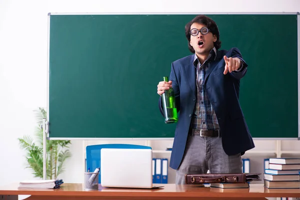 Mannelijke leraar drinken in de klas — Stockfoto