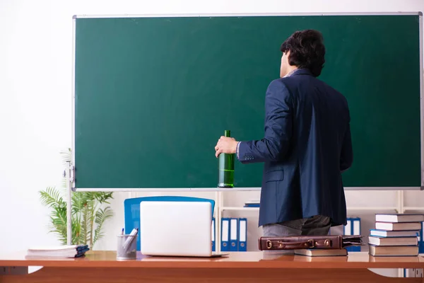 Professor do sexo masculino bebendo na sala de aula — Fotografia de Stock