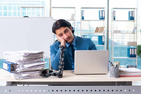 Acorrentado masculino empregado infeliz com excesso de trabalho — Fotografia de Stock