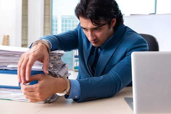 Geketende mannelijke werknemer ongelukkig met overmatig werk — Stockfoto