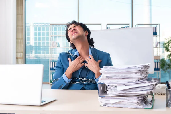 Acorrentado masculino empregado infeliz com excesso de trabalho — Fotografia de Stock