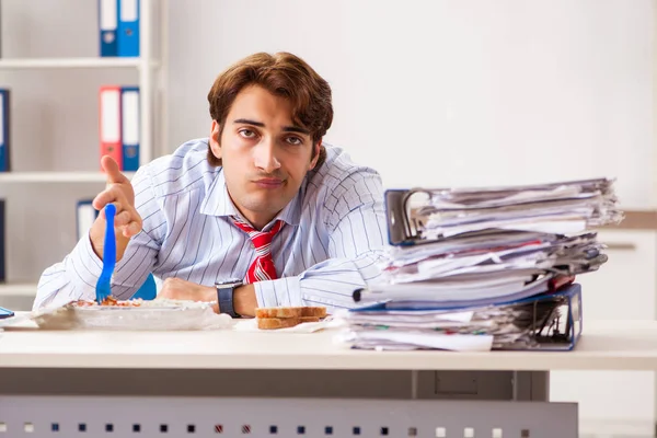 Man har måltid på jobbet under paus — Stockfoto