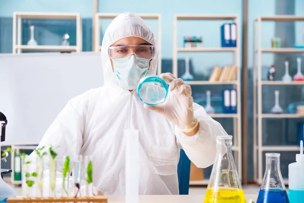 Hombre biotecnológico científico químico que trabaja en el laboratorio —  Fotos de Stock