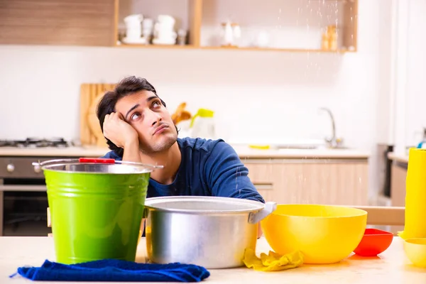 Junger Mann bei Wasserleck beim Nachbarn — Stockfoto