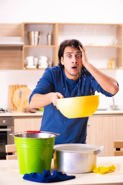 Joven en fuga de agua del concepto de vecinos — Foto de Stock