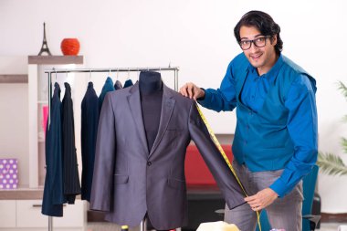 Atölyede çalışan genç bir terzi. 