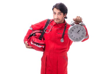 Beyaz izole kırmızı üniformalı genç sağlık görevlisi 