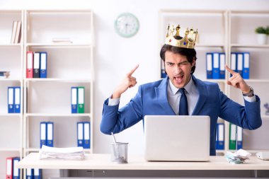 Ofiste çalışan genç bir iş adamı. 