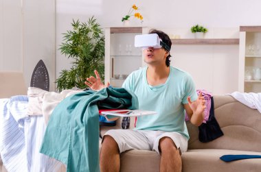 Genç adam koca evde Ütü 