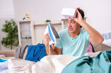 Genç adam koca evde Ütü 