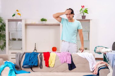 Genç adam koca evde Ütü 