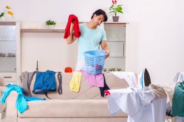 Genç adam koca evde Ütü 