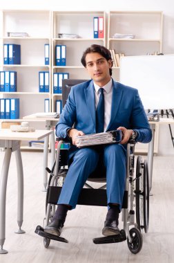 Ofiste çalışan tekerlekli sandalyede erkek çalışan 