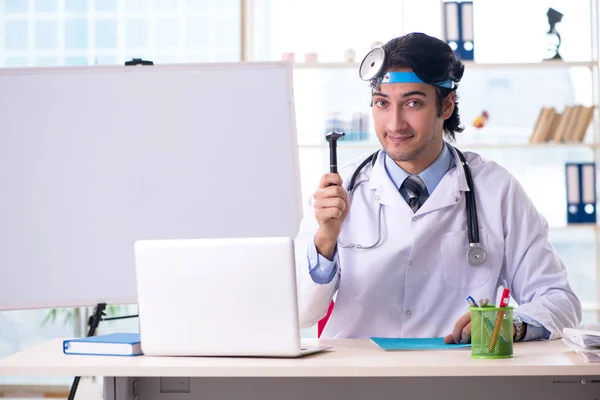 Genç yakışıklı Doktor otolaryngologist beyaz tahta önünde — Stok fotoğraf