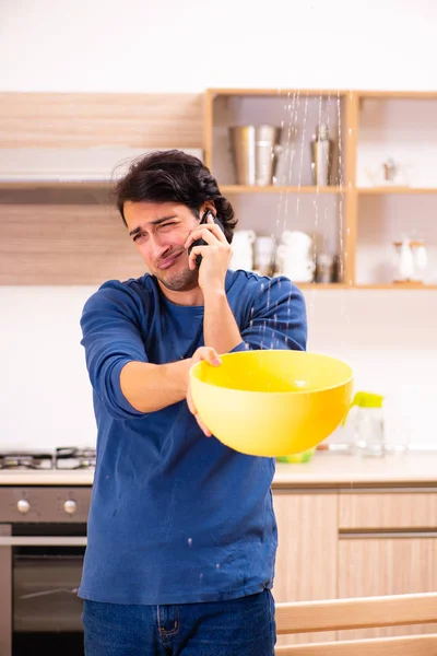 Joven en fuga de agua del concepto de vecinos — Foto de Stock