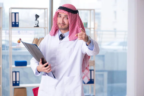 Arabiska läkare radiolog arbetar på kliniken — Stockfoto