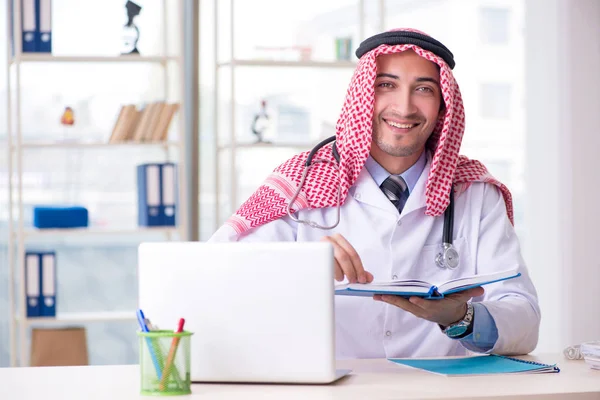 Arab doctor working in the clinic — Stock Photo, Image