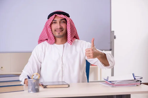 Arab tanár táblája előtt — Stock Fotó