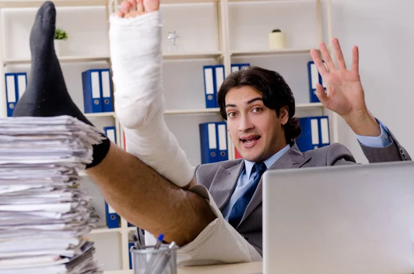 Am Bein verletzte Mitarbeiterin im Büro — Stockfoto