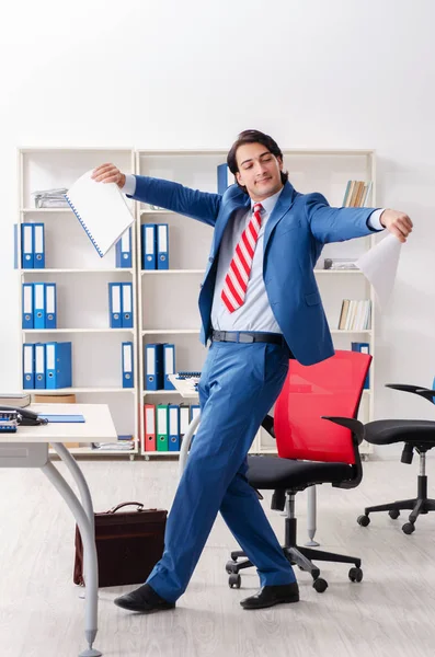 Ung lycklig manlig anställd på kontoret — Stockfoto