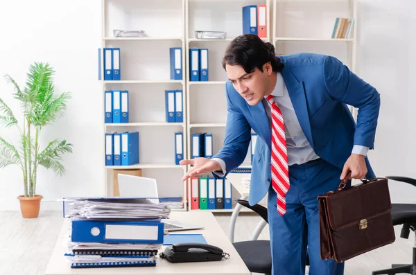 Junge glückliche männliche Angestellte im Büro — Stockfoto