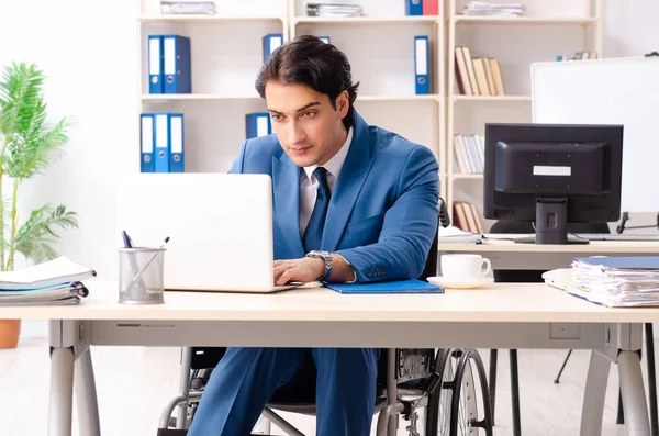 Male employee in wheelchair working at the office — Stock Photo, Image