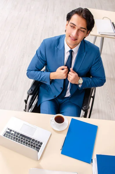 Männlicher Mitarbeiter im Rollstuhl im Büro — Stockfoto