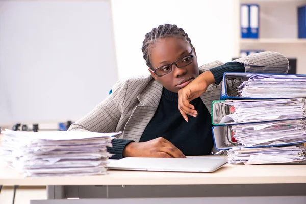 Schwarze Angestellte unzufrieden mit exzessiver Arbeit — Stockfoto