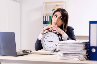 Genç kadın işçiye zaman yönetimi kavramı 