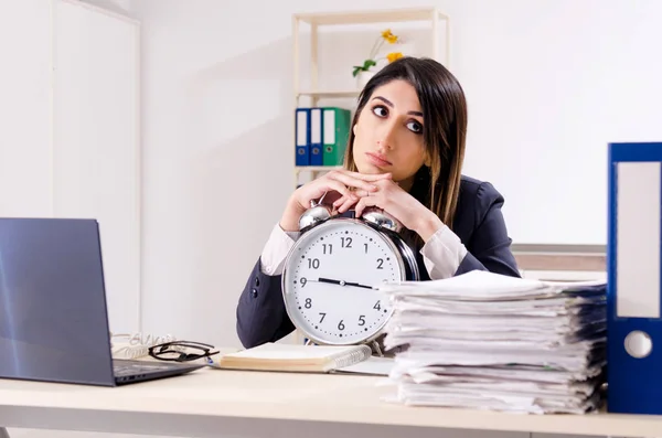 Jonge vrouwelijke werknemer in tijd management concept — Stockfoto