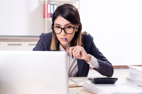 Jeune employée travaillant au bureau — Photo