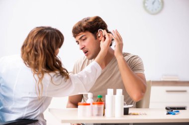 Doktor otorhinolaryngologi ziyaret işitme sorunu olan hasta