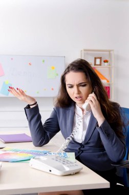 Ofiste çalışan genç kadın tasarımcı 