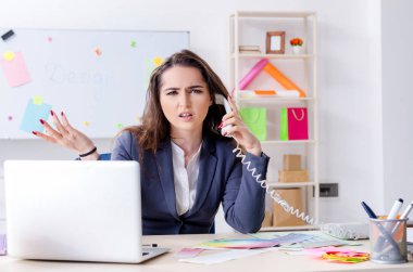 Ofiste çalışan genç kadın tasarımcı 