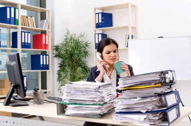 Ofiste çok fazla çalışma ile kadın işçiye 