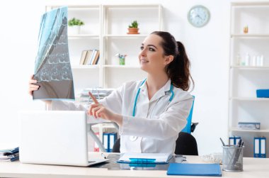 Klinikte çalışan genç bayan radyoloji uzmanı.
