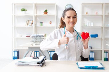 Klinikte çalışan genç kadın doktoru kardiyolog 