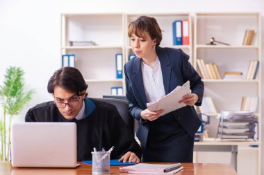 Ofiste çalışan iki avukat.