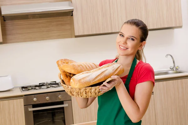 Giovane panettiere donna che lavora in cucina — Foto Stock