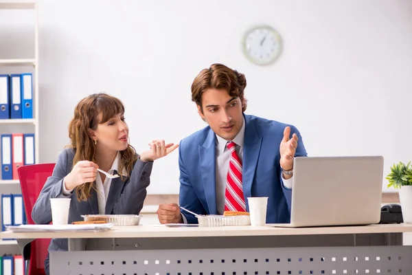 Two colleagues having lunch break at workplace — Stock Photo, Image