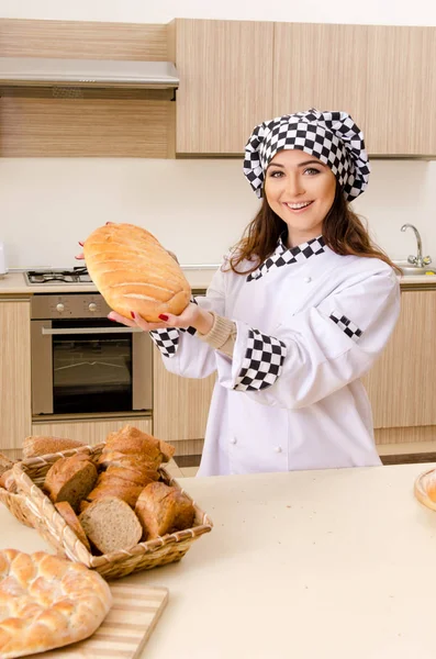 キッチンで働く若い女性のパン屋 — ストック写真