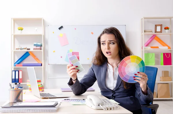 Joven diseñadora femenina trabajando en la oficina — Foto de Stock