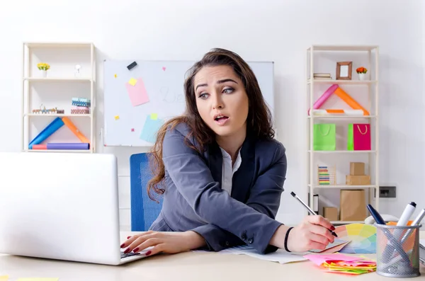 Joven diseñadora femenina trabajando en la oficina — Foto de Stock