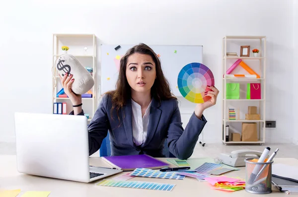 Junge Designerin arbeitet im Büro — Stockfoto