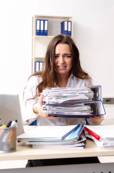 Junge Arbeitnehmerin unzufrieden mit exzessiver Arbeit — Stockfoto