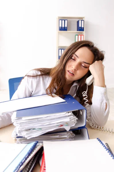 Junge Arbeitnehmerin unzufrieden mit exzessiver Arbeit — Stockfoto