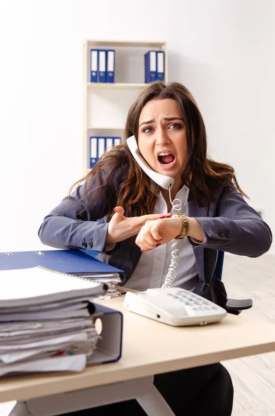 Junge Arbeitnehmerin unzufrieden mit exzessiver Arbeit — Stockfoto