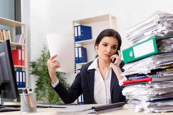 オフィスであまりにも多くの仕事を持つ女性従業員 — ストック写真