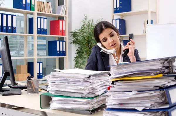 Kvinnlig anställd med för mycket arbete på kontoret — Stockfoto