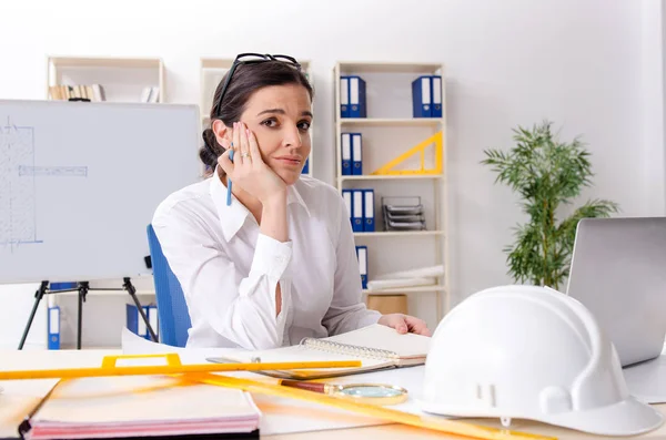 Architecte féminine travaillant dans le bureau — Photo